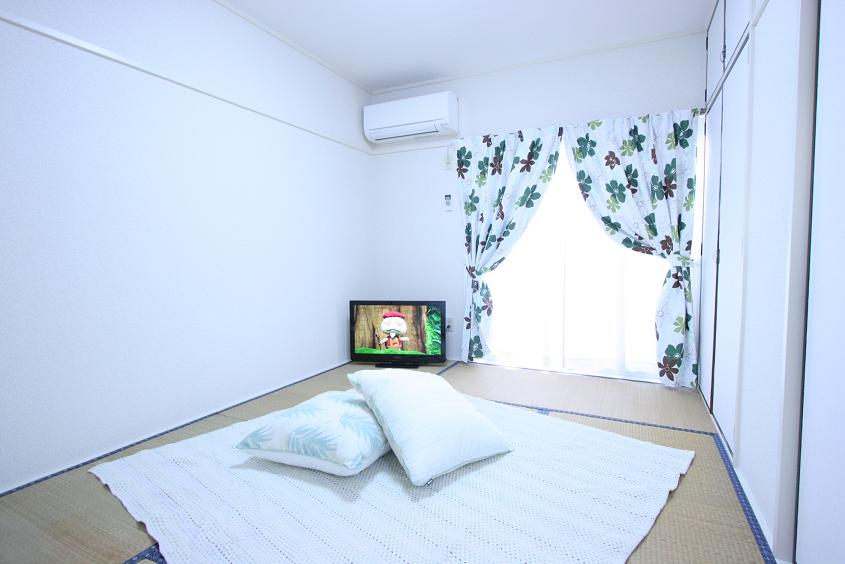 Living and room. Air conditioning of the new, 32-inch LCD TV will be installed. 