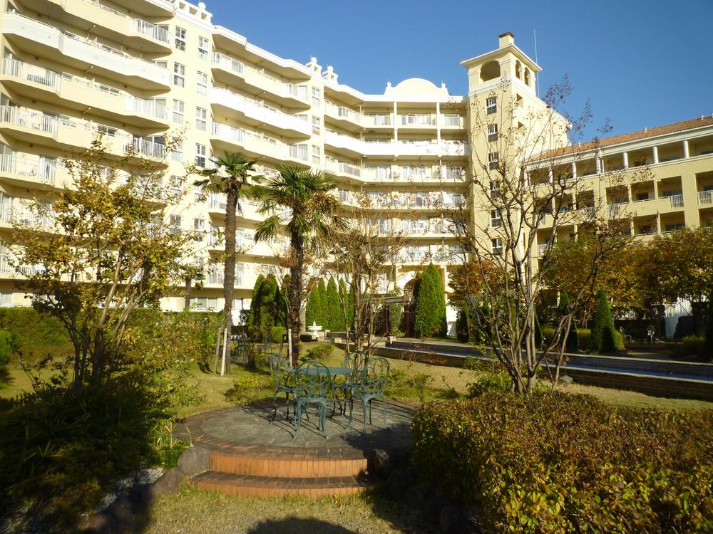 Local appearance photo. Of courtyard walk course landscape