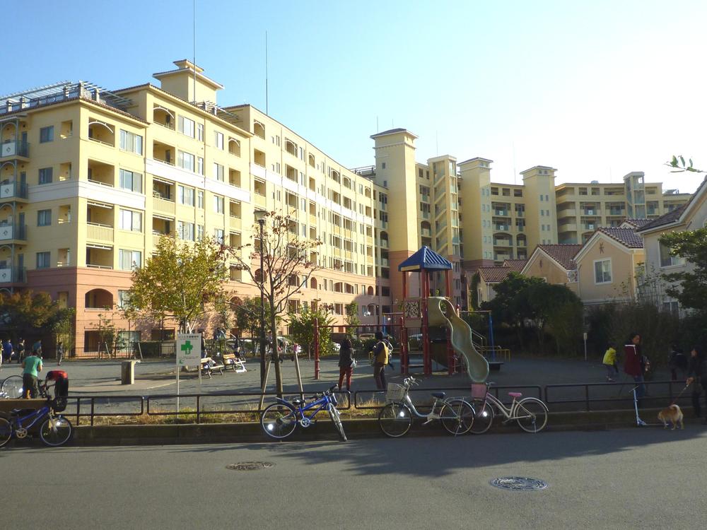 park. Large site in the park that can be Omoikkiri play children in the reach of the eye of the city of the people.