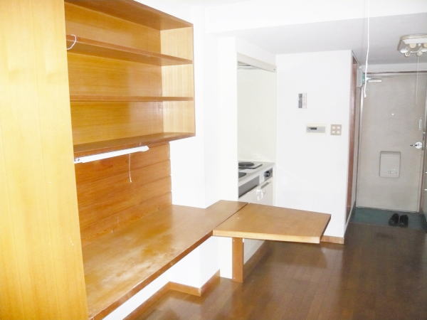 Living and room. With desk! The room you can use spacious