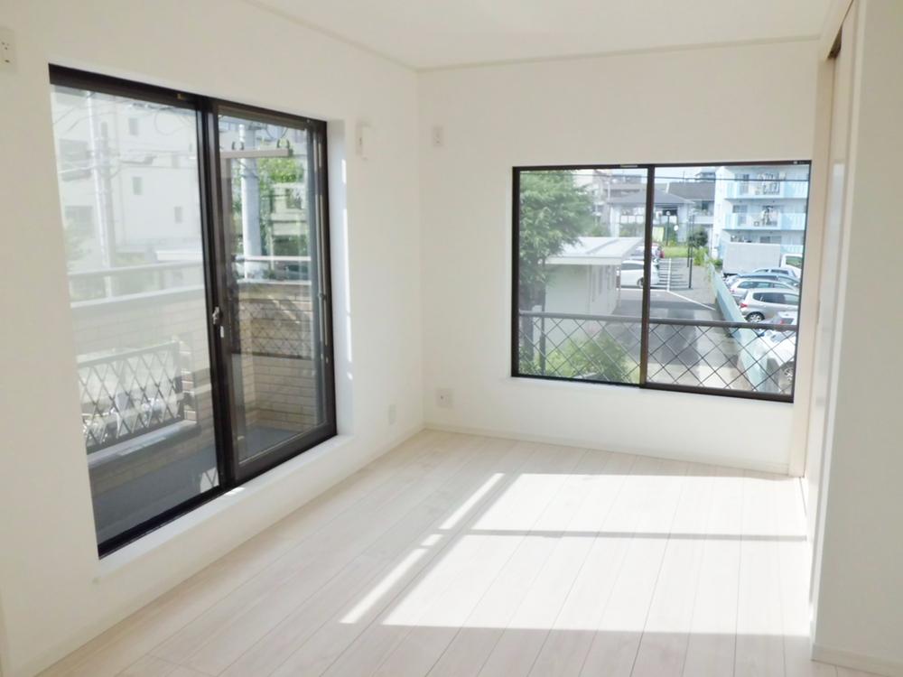 Living. Bright living room ・ Closet Yes!
