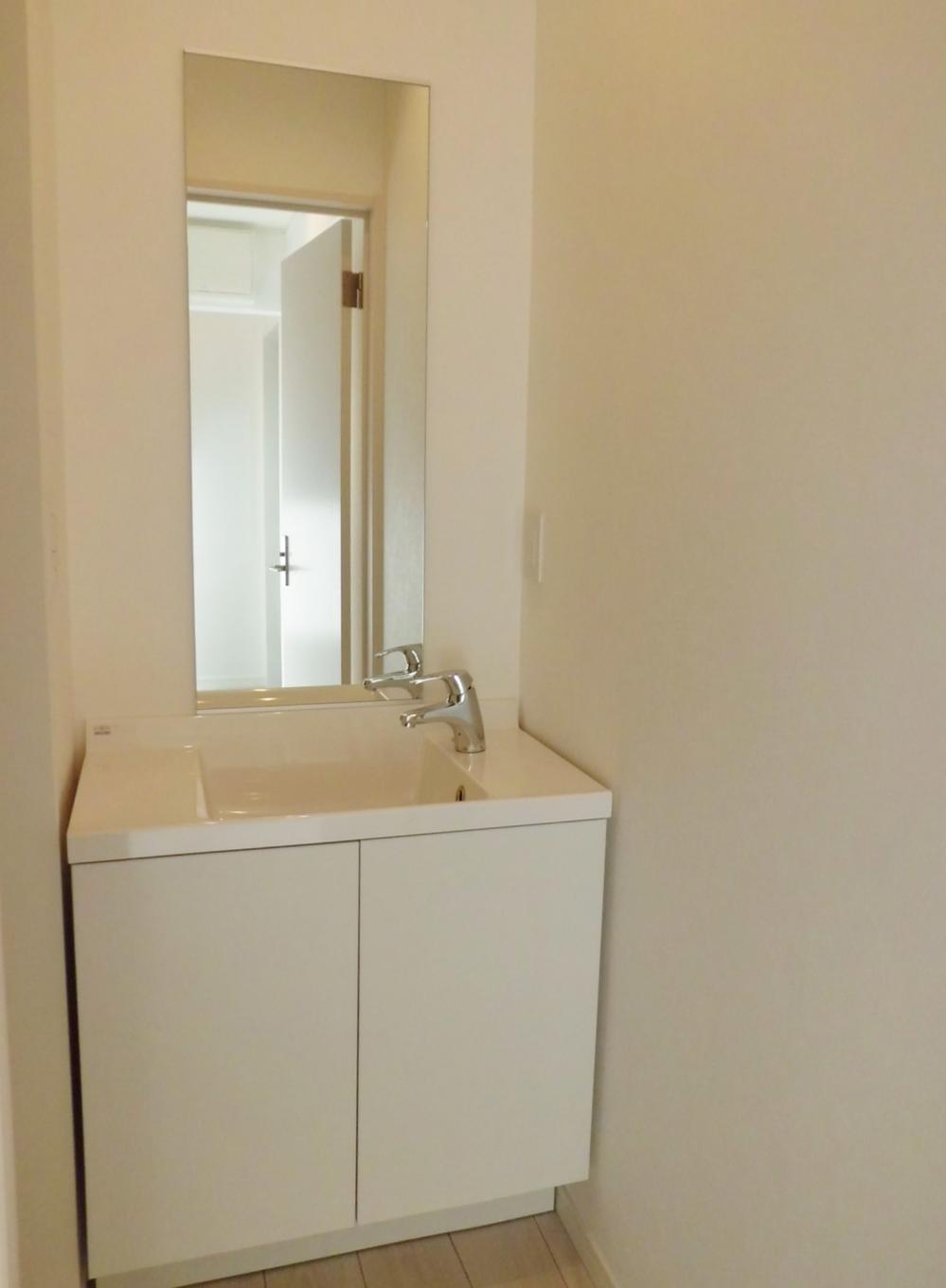 Wash basin, toilet. Pre-wash basin exchange!