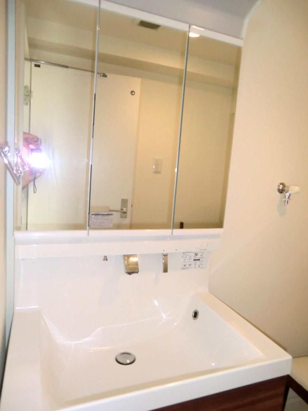 Wash basin, toilet. Indoor (11 May 2013) Shooting