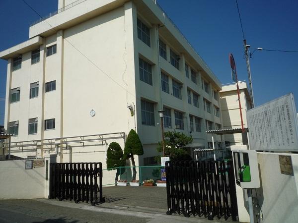 Primary school. Aizawa up to elementary school 5 minutes walk (about 380m)