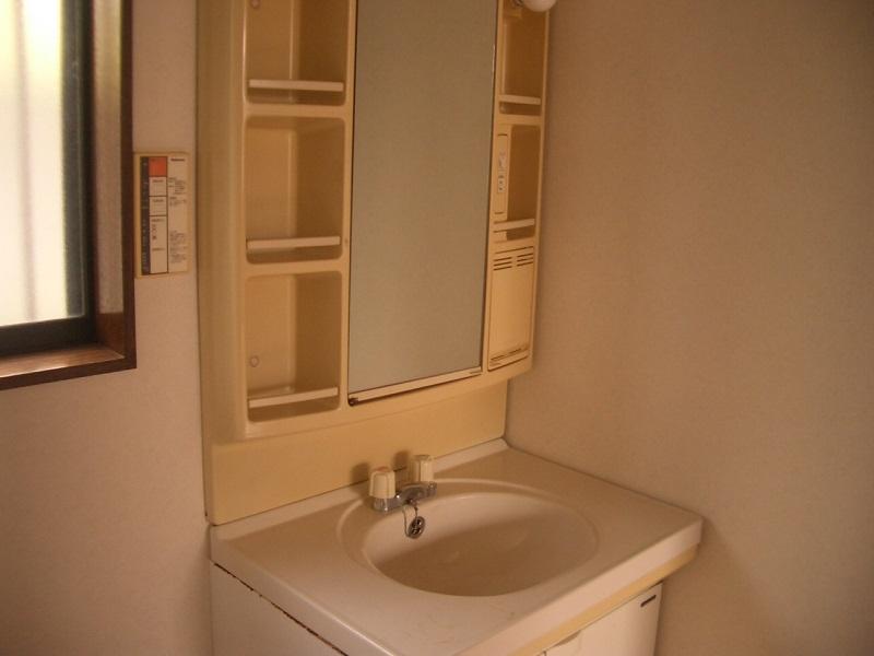Wash basin, toilet. Room (August 2013) Shooting
