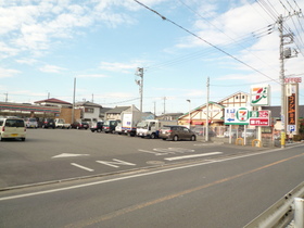 Convenience store. 950m to Seven-Eleven (convenience store)