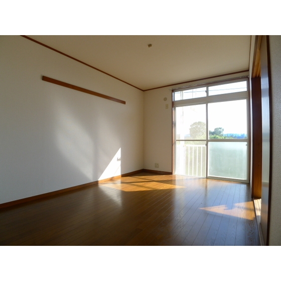 Living and room. Bright room on the south-facing Western-style 6 quires.