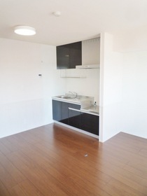 Kitchen. Spacious 10 Pledge of living