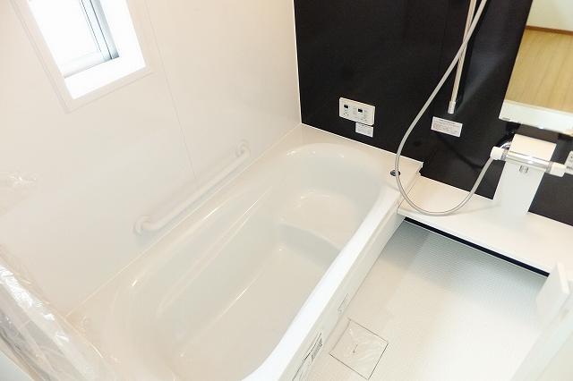 Bathroom. It is spacious space because the bathroom is also a 1-pyeong type system bus. 5 Building room (December 10, 2013) Shooting
