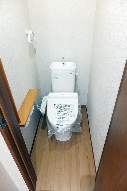 Toilet. It opens the lid automatically when opening the toilet door. 5 Building room (December 10, 2013) Shooting