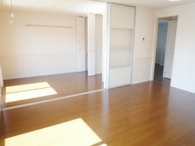 Living and room. In spacious space if you open the sliding door ☆