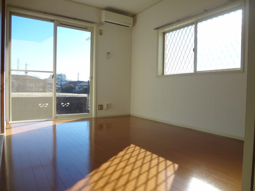 Living and room. Bright living room ☆ Beautiful flooring