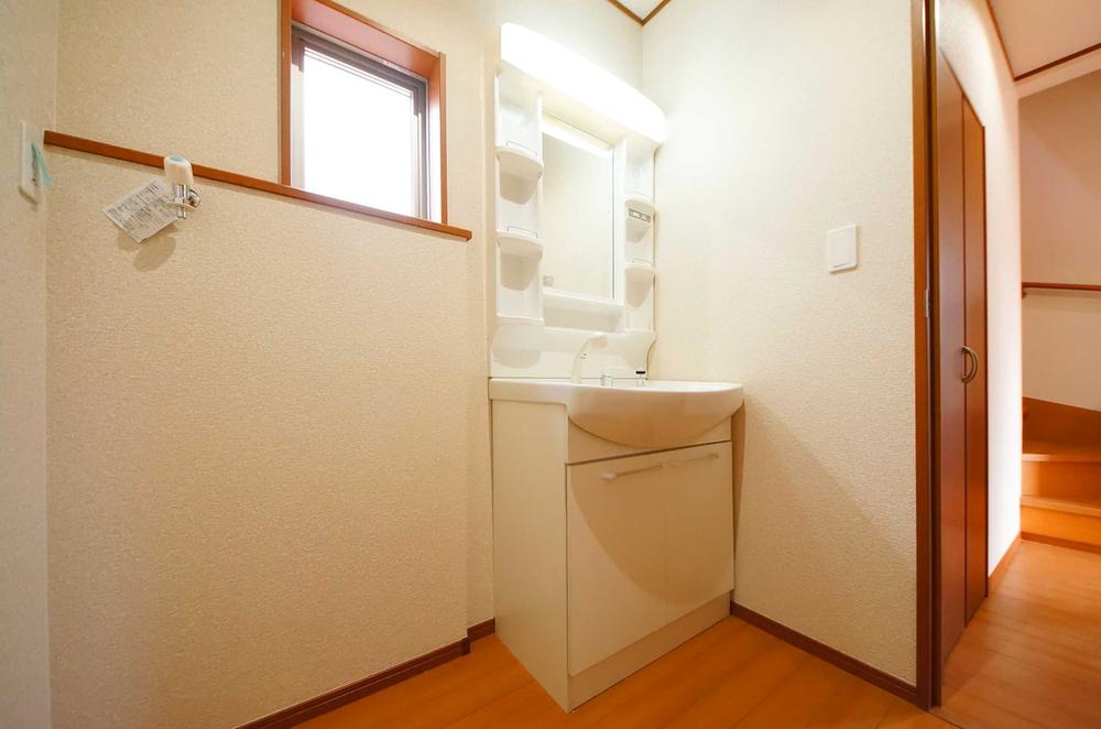 Wash basin, toilet. Indoor (12 May 2013) Shooting, Shower is Dresser.