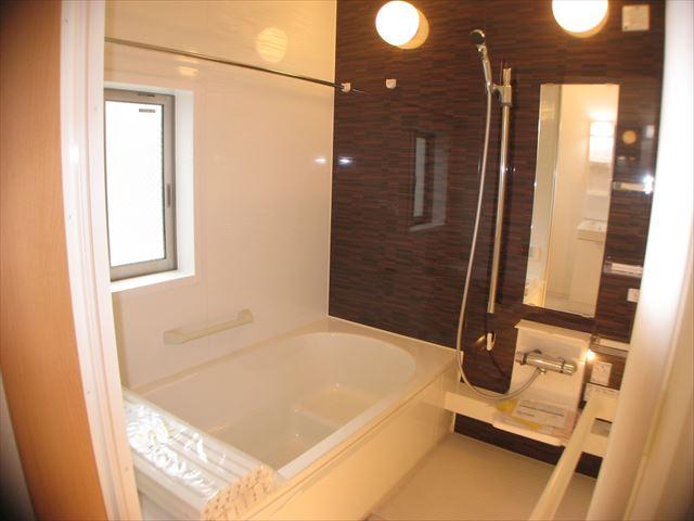 Bathroom. It shines the Light, Unit bus of bright window Of course, add cooked ・ Drying ・ Heating and functional surface pat !!