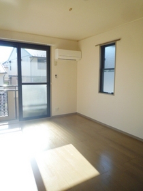 Living and room. Air conditioning is equipped with 1 groups ☆