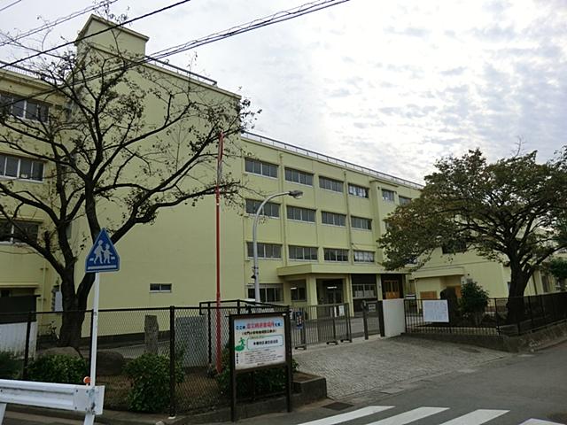 Primary school. It is a photograph of 1000m Daimon elementary school to Daimon elementary school. It is within walking distance