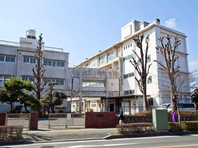 Junior high school. 2000m to Yokohama Municipal Seya junior high school