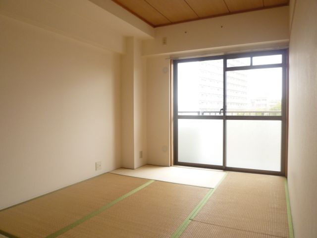 Living and room. There is also a Japanese-style room.