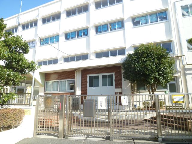 Primary school. 1300m until the Municipal Kawakami elementary school (elementary school)