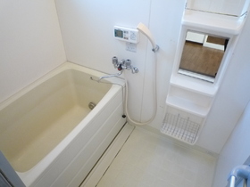 Bath. Bathroom with a window (Tsui焚 possible)