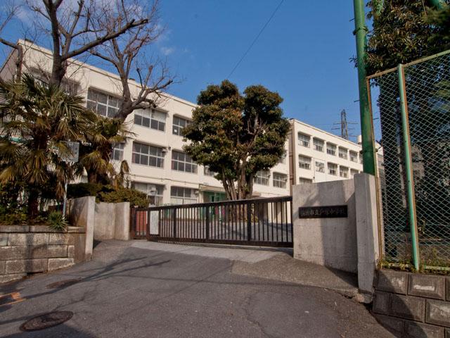 Junior high school. 811m to Yokohama Municipal Totsuka junior high school
