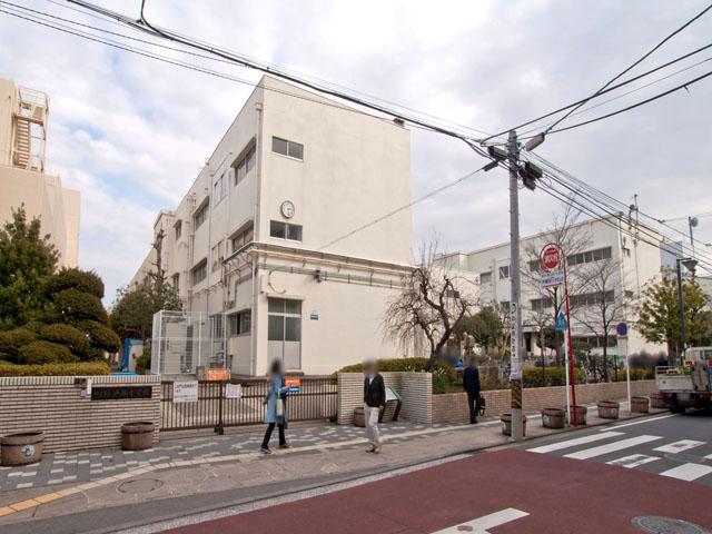 Primary school. 808m to Yokohama Municipal Totsuka Elementary School