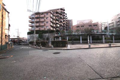 Streets around. Unnamed park? , There is a park calm but