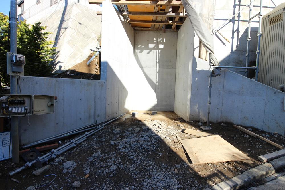 Local appearance photo. Car space! 