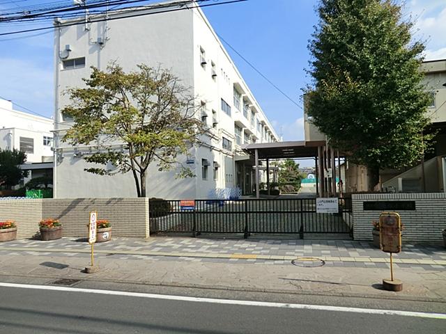 Primary school. It is elementary school 400m founding 140 anniversary to Yokohama Municipal Totsuka Elementary School. 