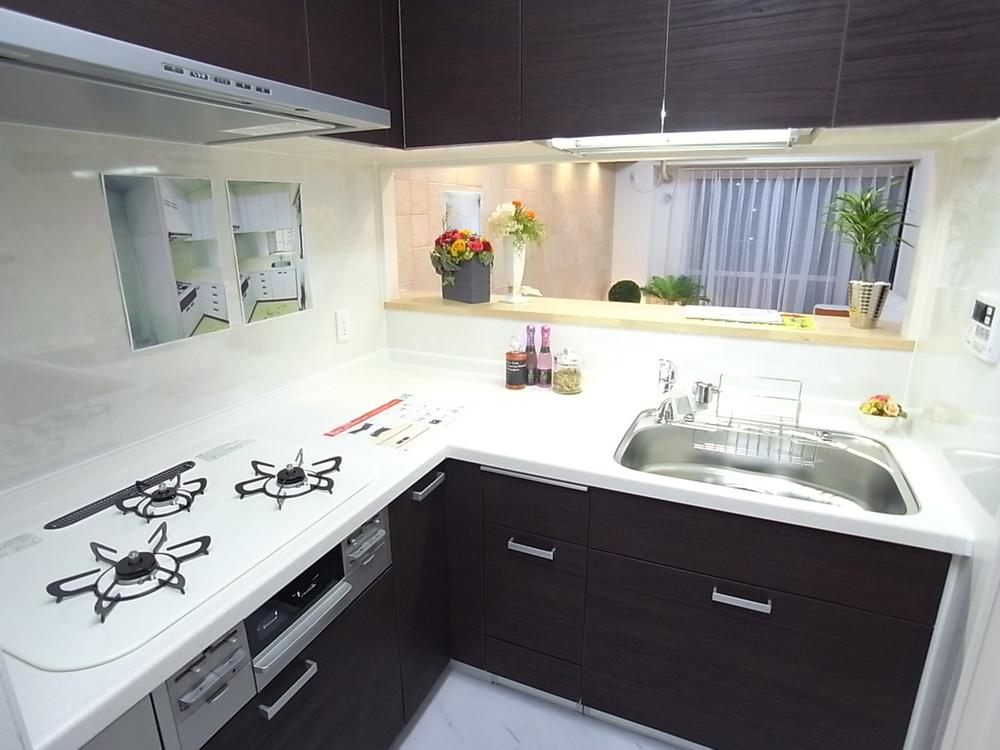 Kitchen. Easy-to-use L-type system Kitchen.