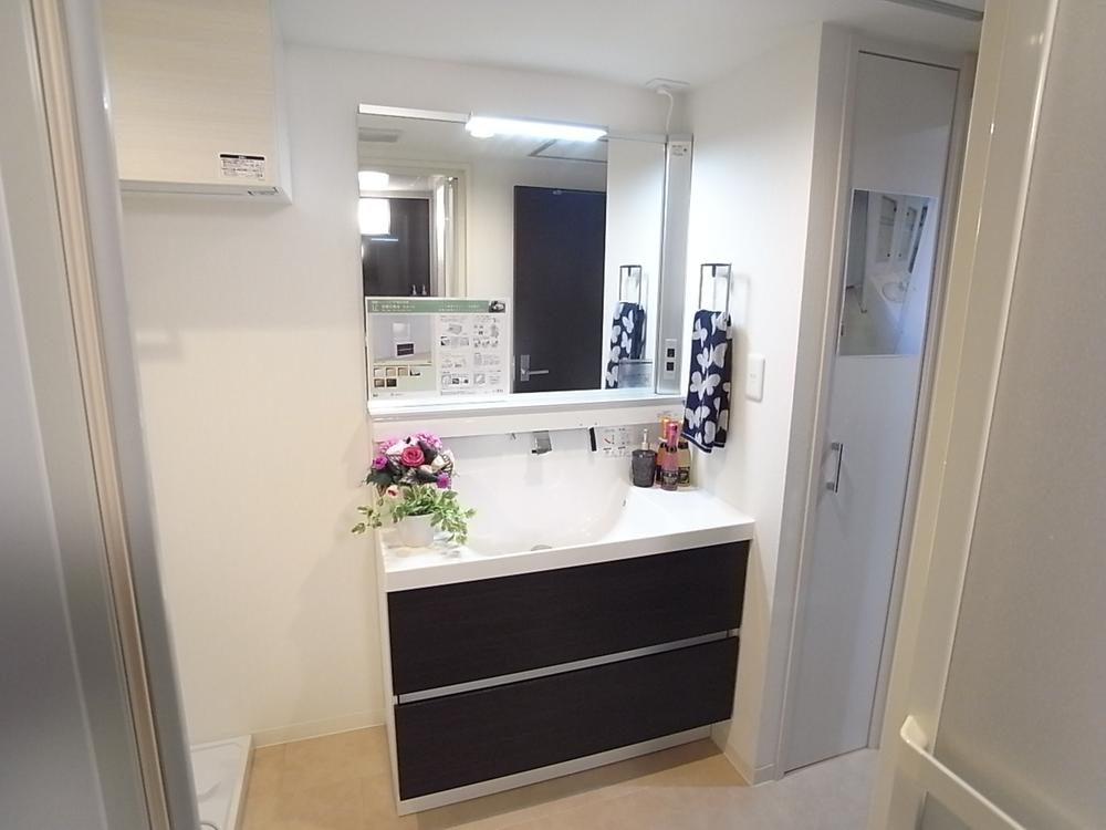 Wash basin, toilet. Indoor (11 May 2013) Shooting