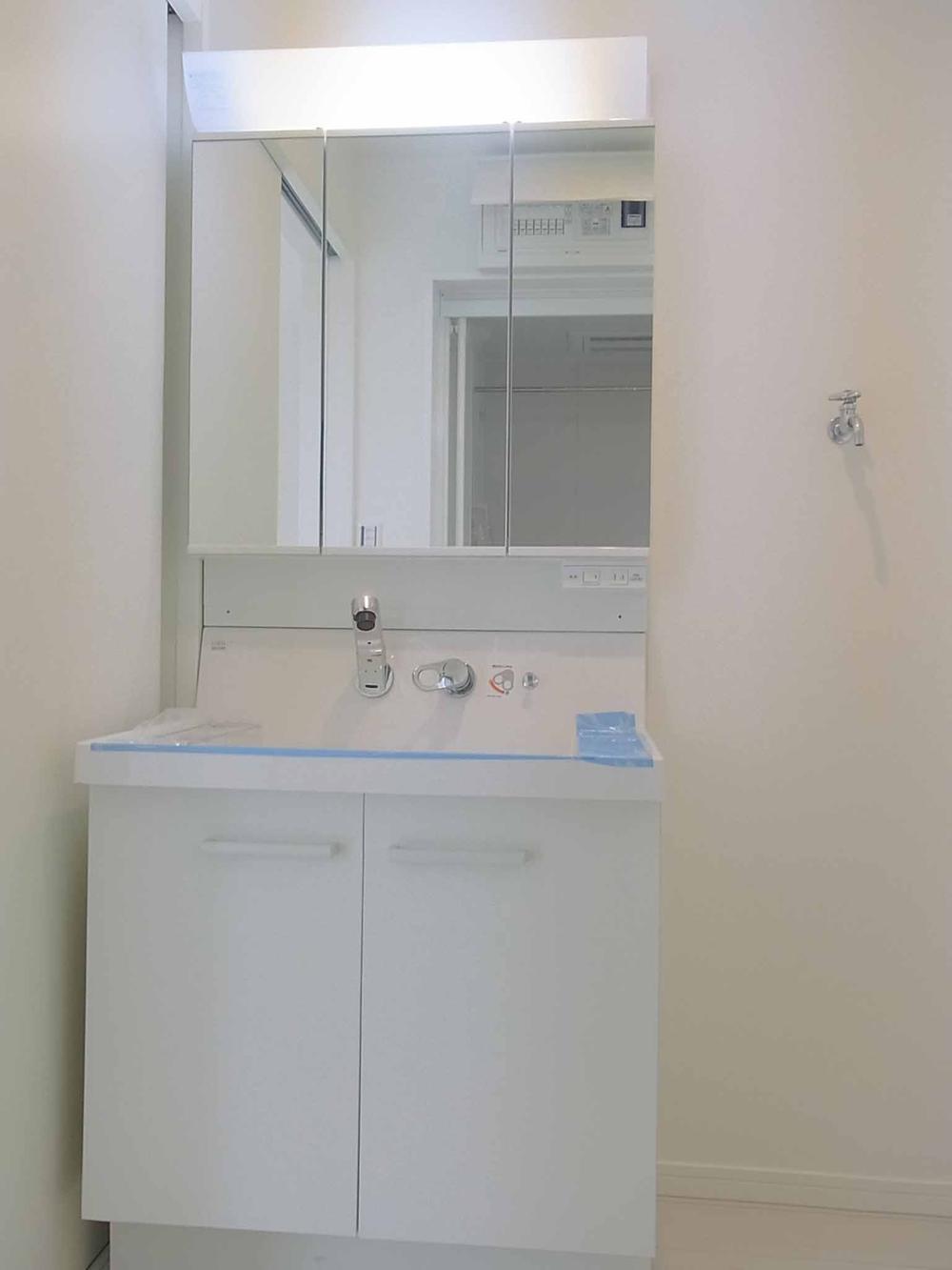 Wash basin, toilet. Indoor (09 May 2013) Shooting