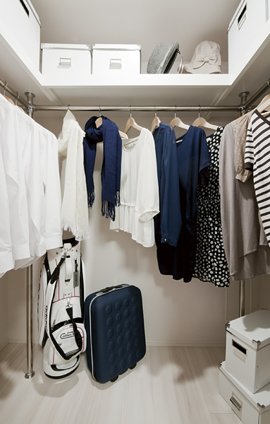  [Walk-in closet] It can be stored well as important clothing and suitcase, Large storage