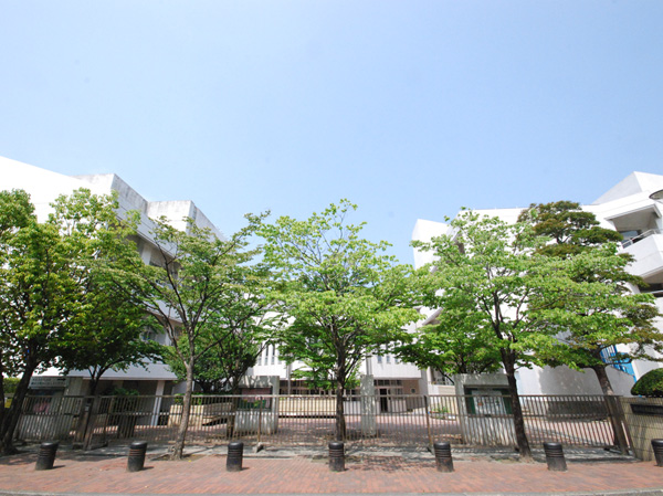 Surrounding environment. Higashi Shinano elementary school (4-minute walk / About 250m)
