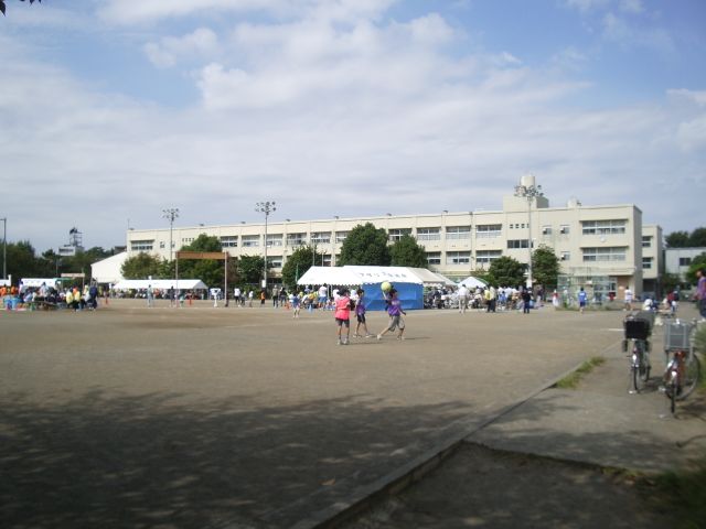 Primary school. Municipal Higashi-Totsuka to elementary school (elementary school) 660m