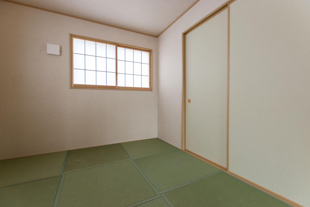 Non-living room. Japanese-style room to relax on the tatami