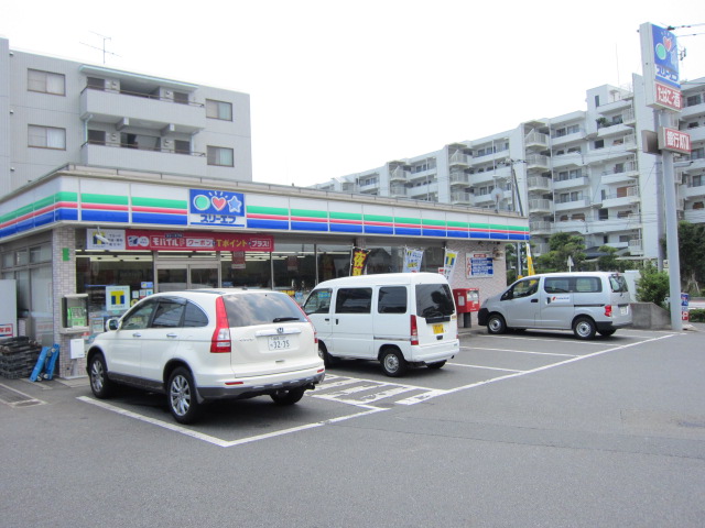 Convenience store. Three F Totsuka Kamikurata the town store (convenience store) to 601m