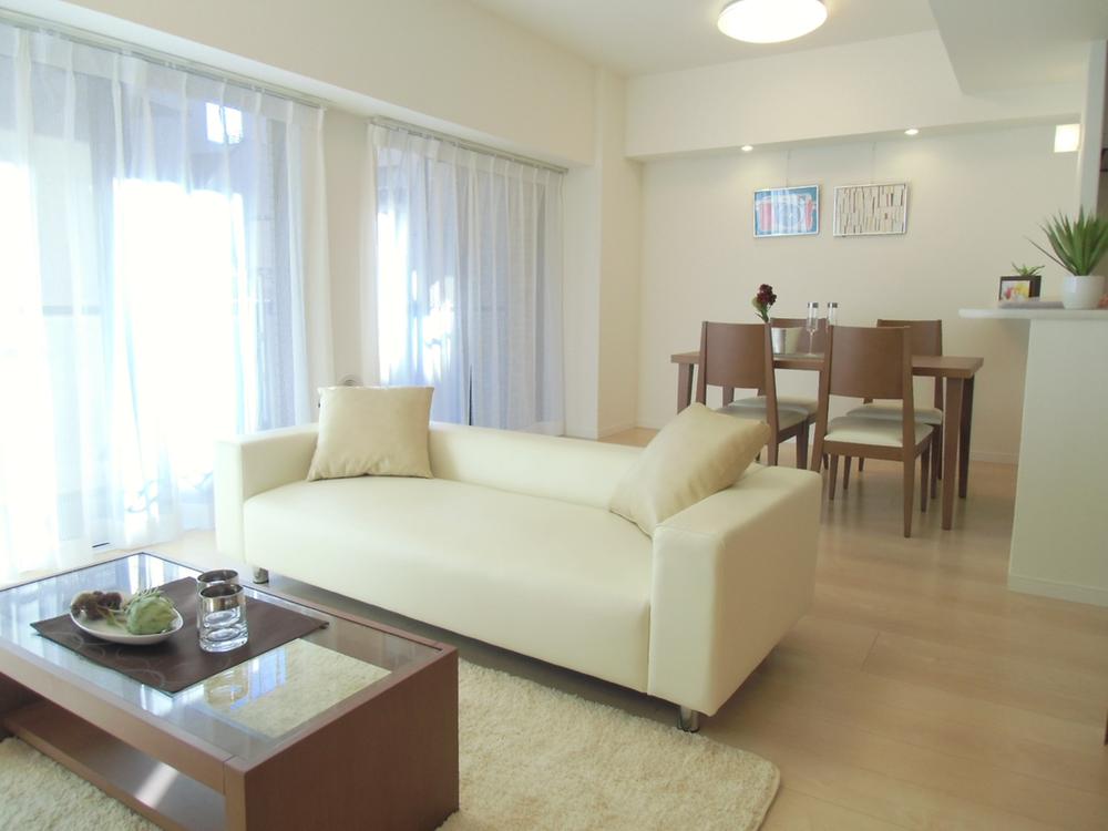 Living. Bright facing the south balcony LDK16.5 Pledge