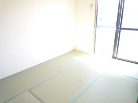 Living and room. Japanese-style room is good is something easy to use and there is one room.