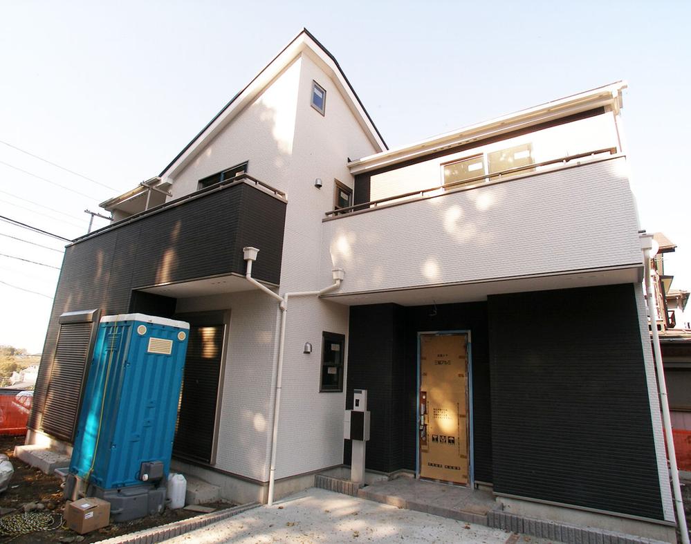 Local appearance photo. Corner lot! Is a positive per batch!