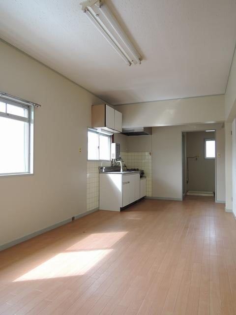 Kitchen. Spacious LDK! I window is bright in two! 