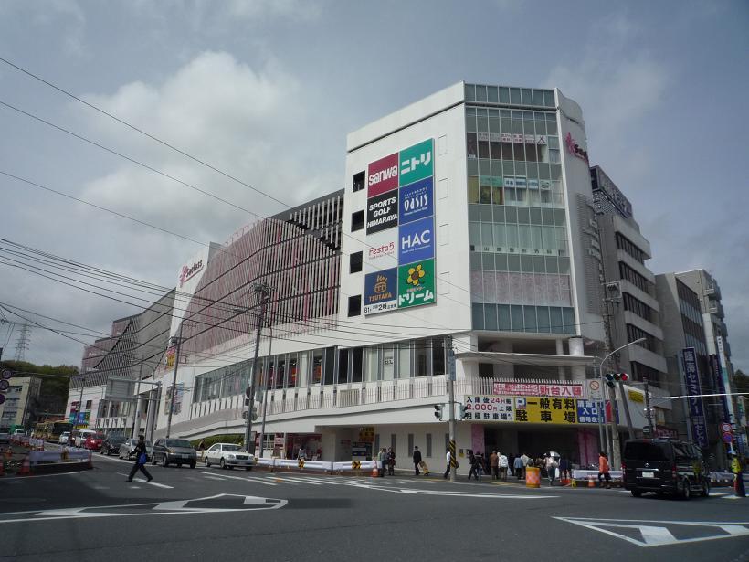 Shopping centre. Until Sakurasu 1660m