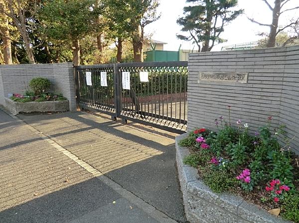 Primary school. Yokohamashiritsudai 1000m to the positive elementary school