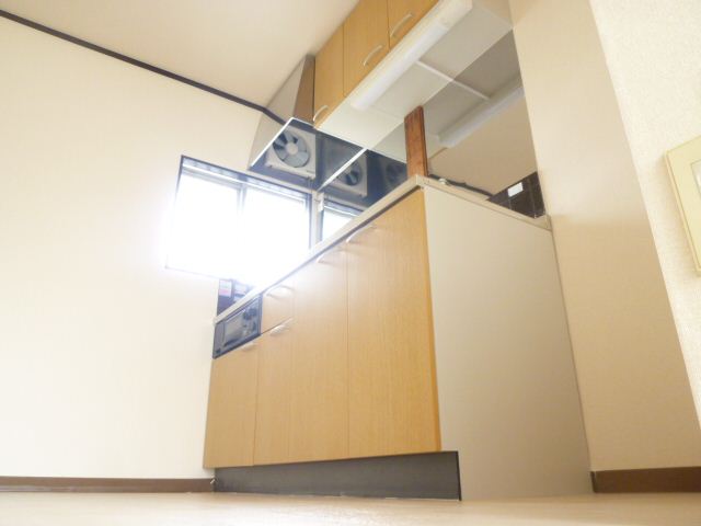 Kitchen. It is bright and there is a window ☆ Shooting from the kitchen next to.