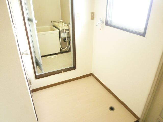 Other Equipment. It is indoor washing machine Storage ☆ Shooting from the front door.