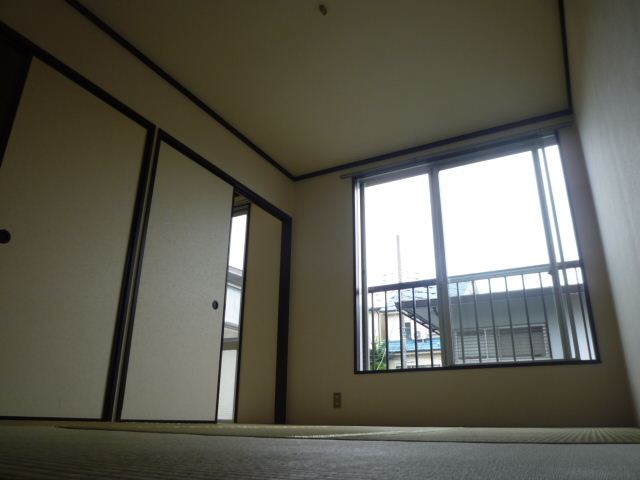 Living and room. Bright is ☆ Shooting from the corner of the Japanese-style room.