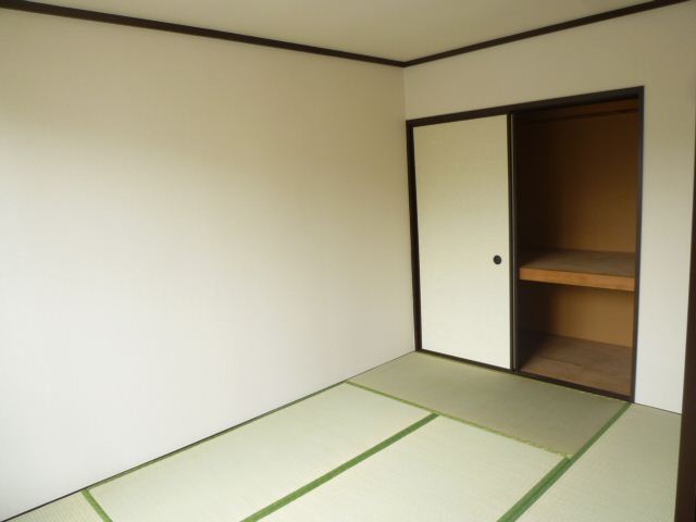 Living and room. Storage is also plenty of ☆ Shooting from the corner of the Japanese-style room.