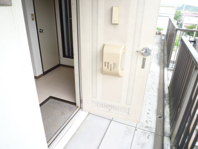Entrance. Step is low ☆ Shot in front of the entrance.