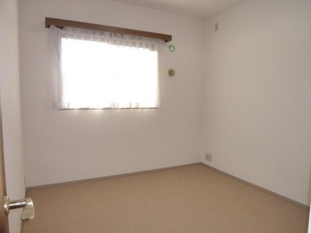 Non-living room. 6 Pledge