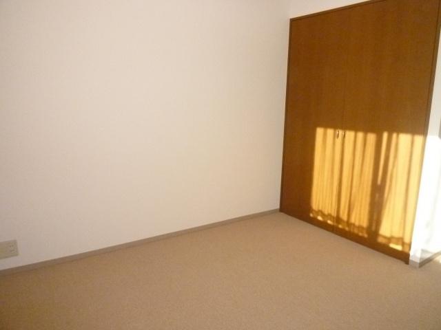 Non-living room. 6 Pledge closet